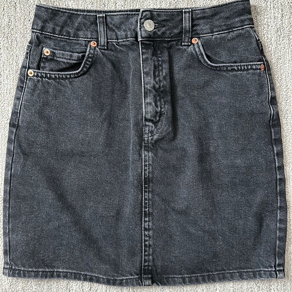 Women’s 2 Topshop black denim mini-skirt